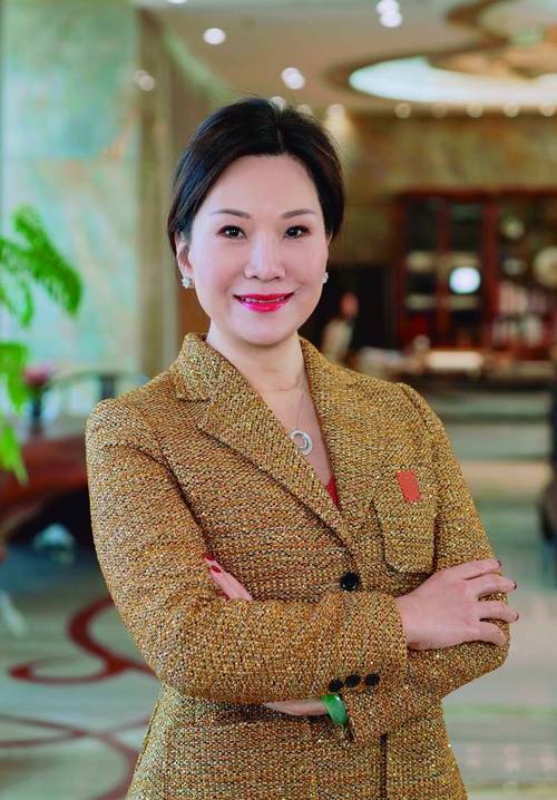 实业,公益,艺术等各个领域,都能看到女性绽放的光彩,大家以柔肩担重任